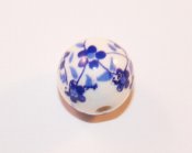 Vit porslinspärla med blå blommor-10mm