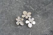 Ljust silverfärgad slider - blomma, 20 mm