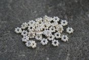 Mellandelar daisy ljus silver 6 mm