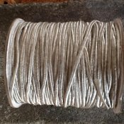 Fiskbensflätad satintråd - 3 mm, grå