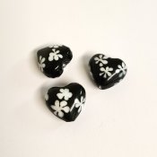 Lampworkhjärtan svart med vita blommor