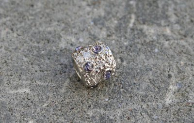 Antiksilverfärgad strasspärla - lila stenar