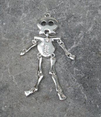 Ljust silverfärgat hänge - ledat skelett med strass
