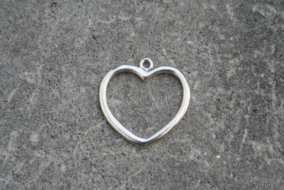 Ljust silverfärgat hänge - konturhjärta, 30 mm