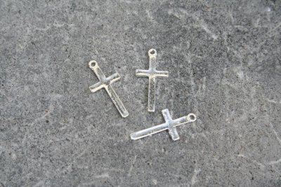 Ljust silverfärgad berlock - slätt kors, 25 mm