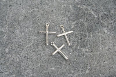 Ljust silverfärgade berlocker - kors, 16x23 mm, 3 st