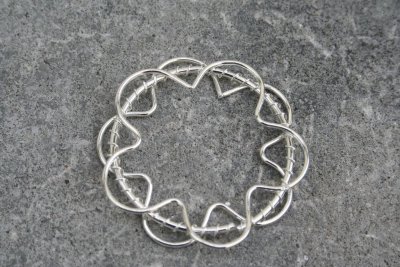 Ljust silverfärgat hänge - koppartrådsblomma/cirkel
