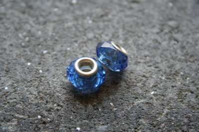 Facetterad ormlänkspärla - ljusblå med metallhål