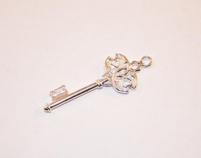 Ljust silverfärgat hänge - nyckel, 45 mm