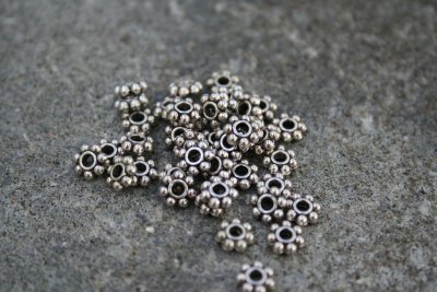 Antiksilverfärgade mellandelar - daisy, 6 mm
