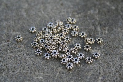 Antiksilverfärgade mellandelar - daisy, 4 mm