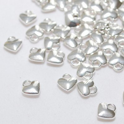 Ljust silverfärgade berlocker - små hjärtan, 8x7 mm