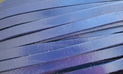 Äkta läderband - platt 10x2,5mm, mörk kornblå