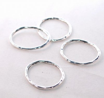 Antiksilverfärgade hängen - oregelbunden ring, 4 st